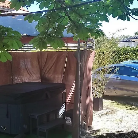 Blue Lagoon Suites & Spas Piscine Montauban