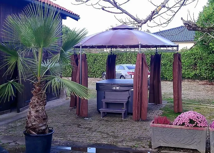 Blue Lagoon Suites & Spas Piscine 蒙托邦