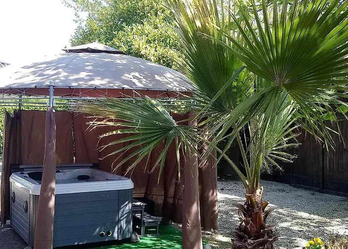 Blue Lagoon Suites & Spas Piscine 酒店 蒙托邦