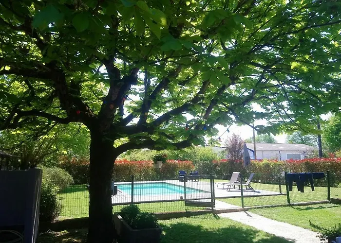 Blue Lagoon Suites & Spas Piscine 酒店 蒙托邦